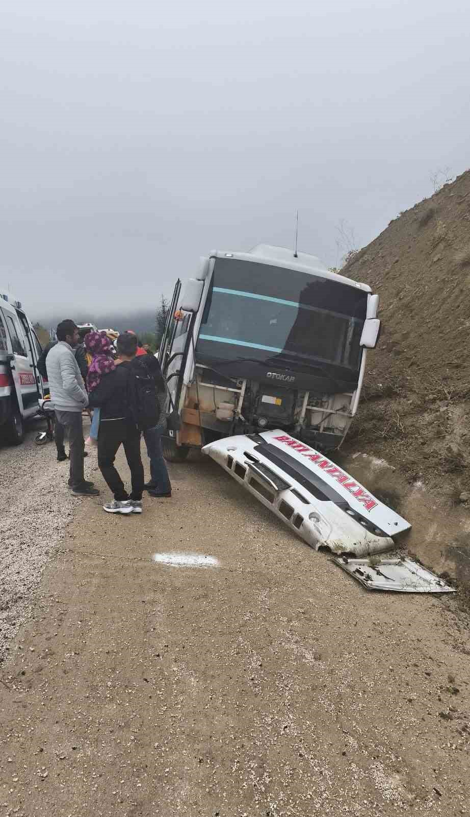 Korkuteli-Fethiye yolunda midibüs kazası: 9 yaralı