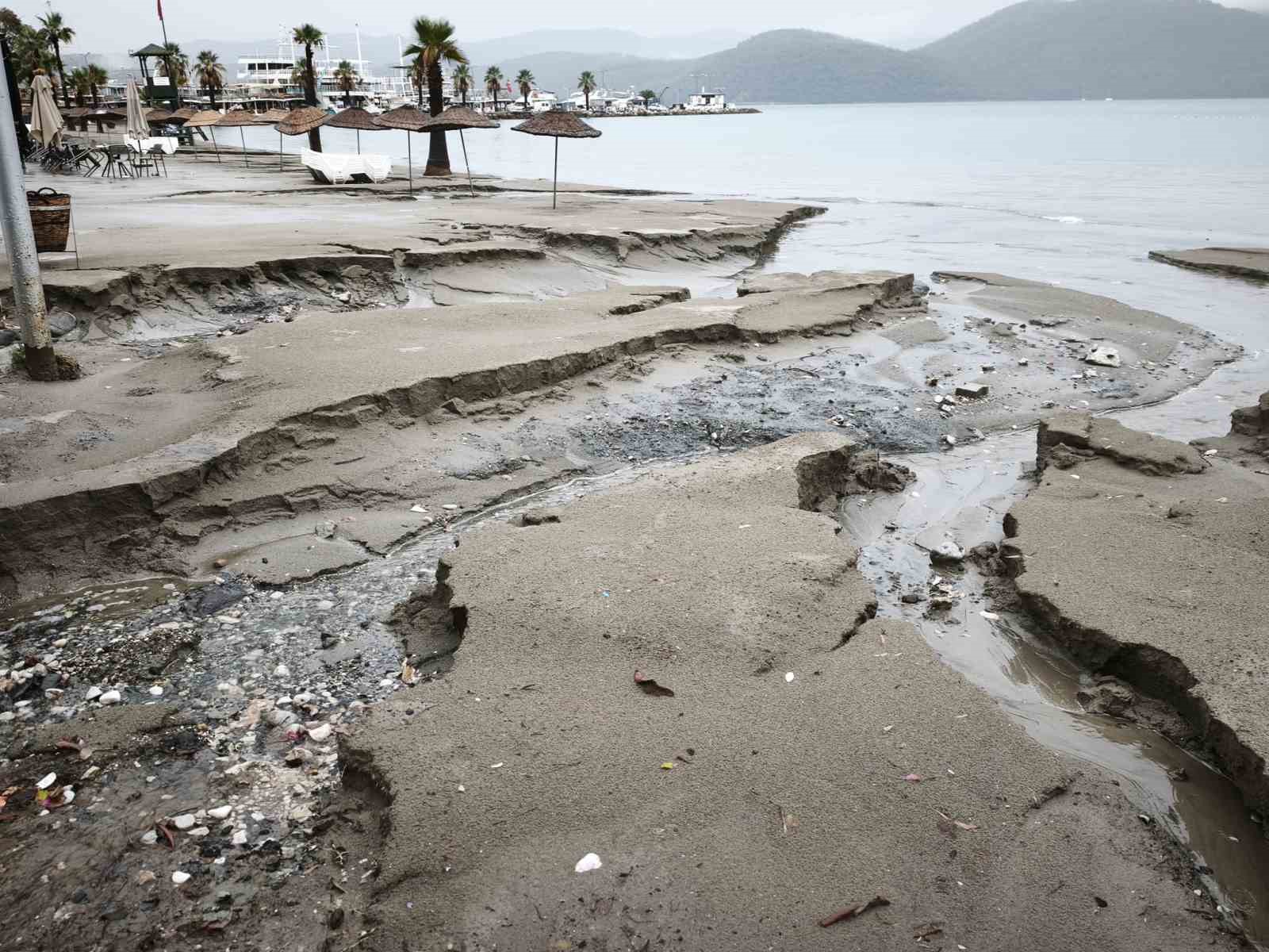 Muğla’da sağanak Akyaka sahilini harabeye çevirdi