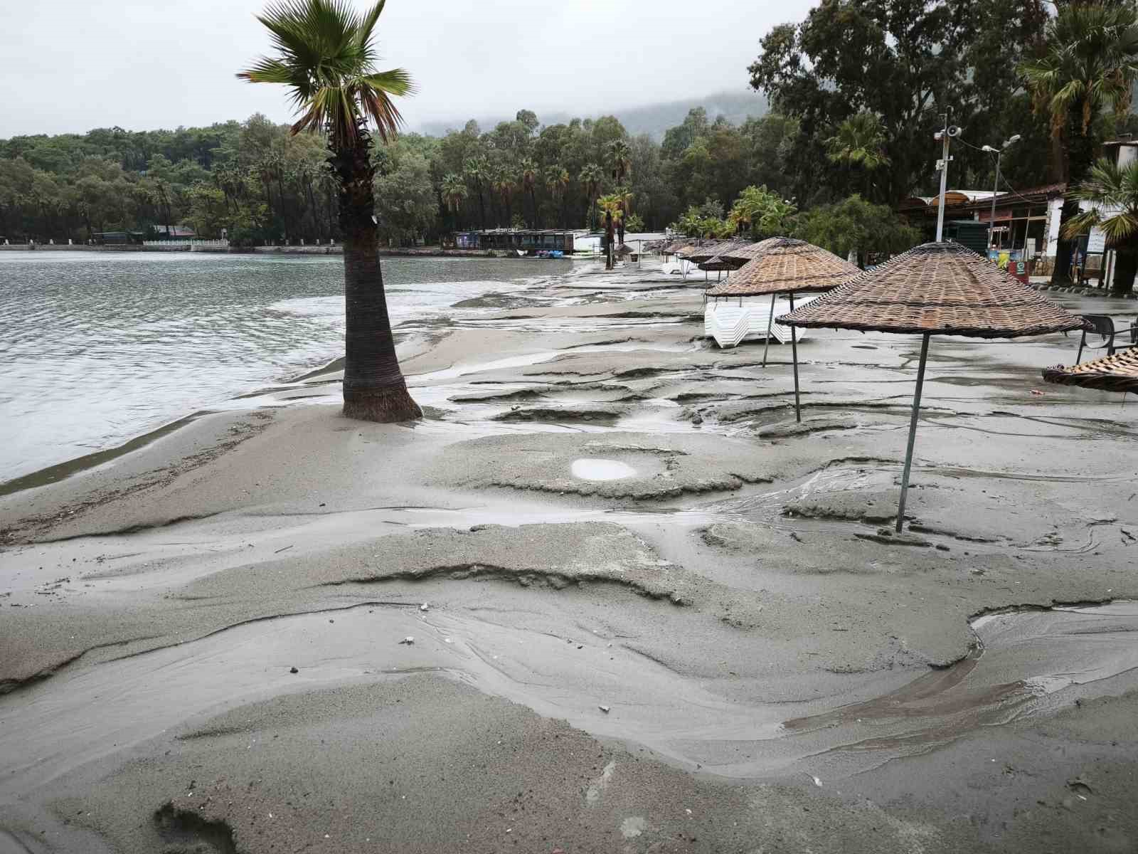 Muğla’da sağanak Akyaka sahilini harabeye çevirdi