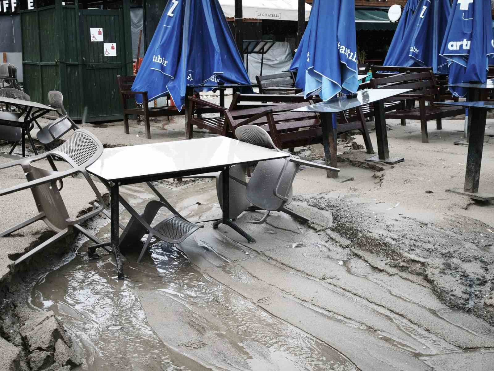 Muğla’da sağanak Akyaka sahilini harabeye çevirdi