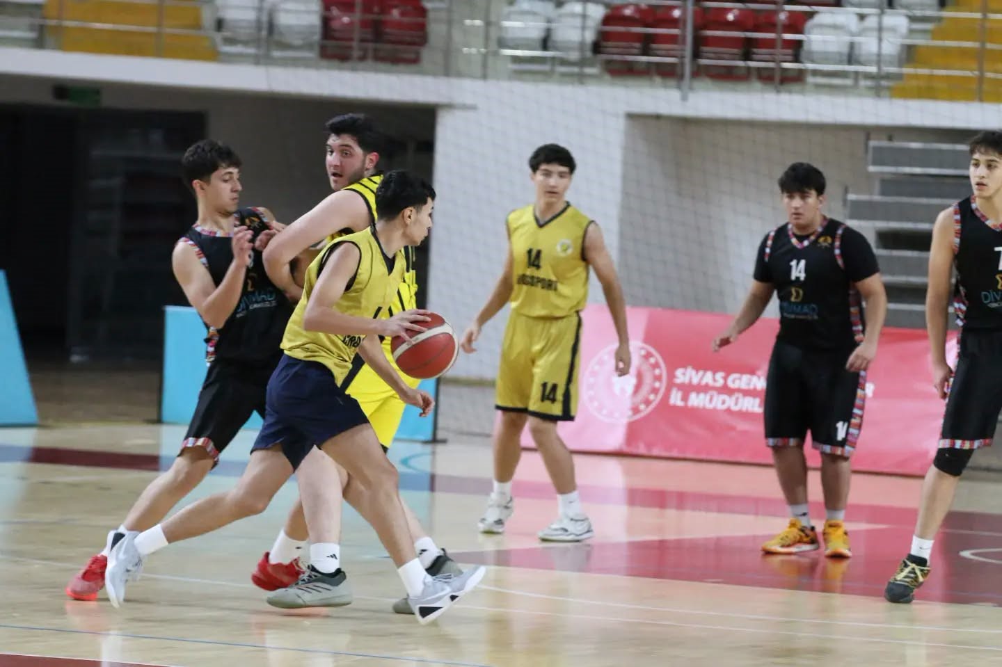 Hentbol ve basketbolda gösteri maçı
