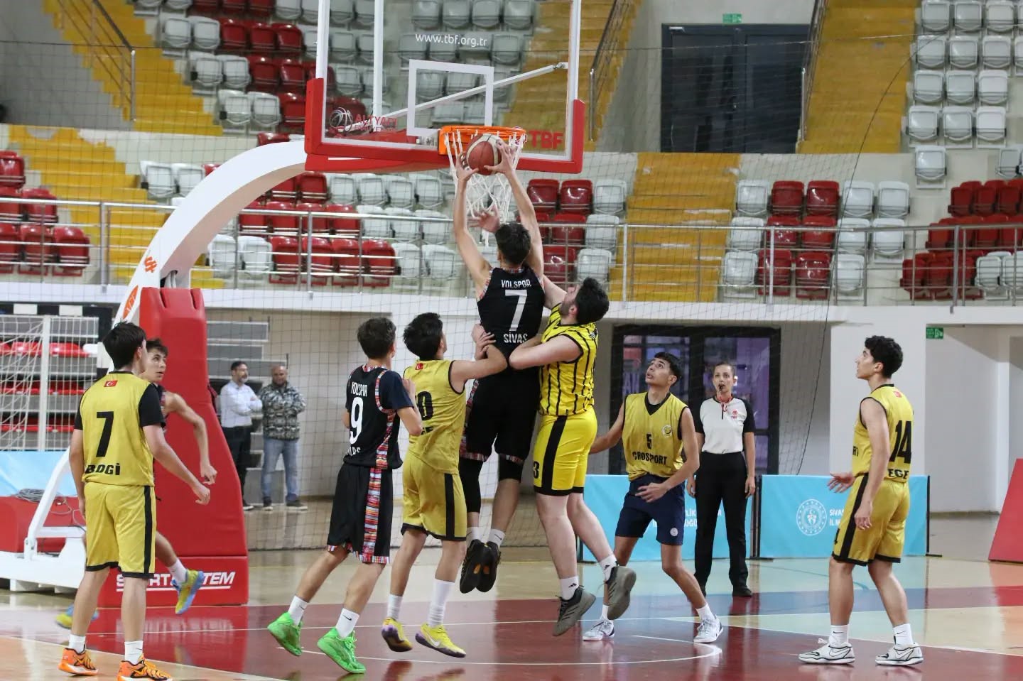 Hentbol ve basketbolda gösteri maçı