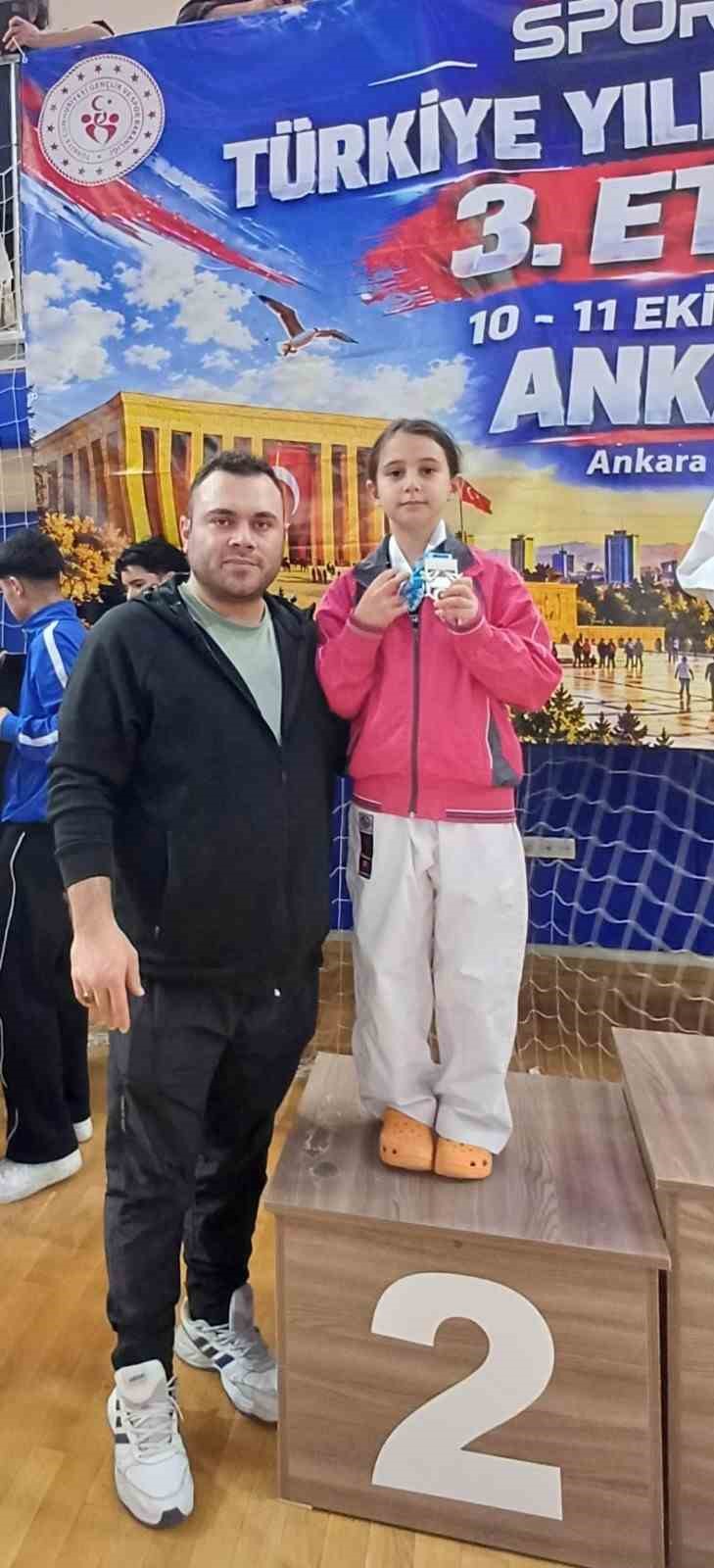 Sivaslı karateciler 17 madalya kazandı