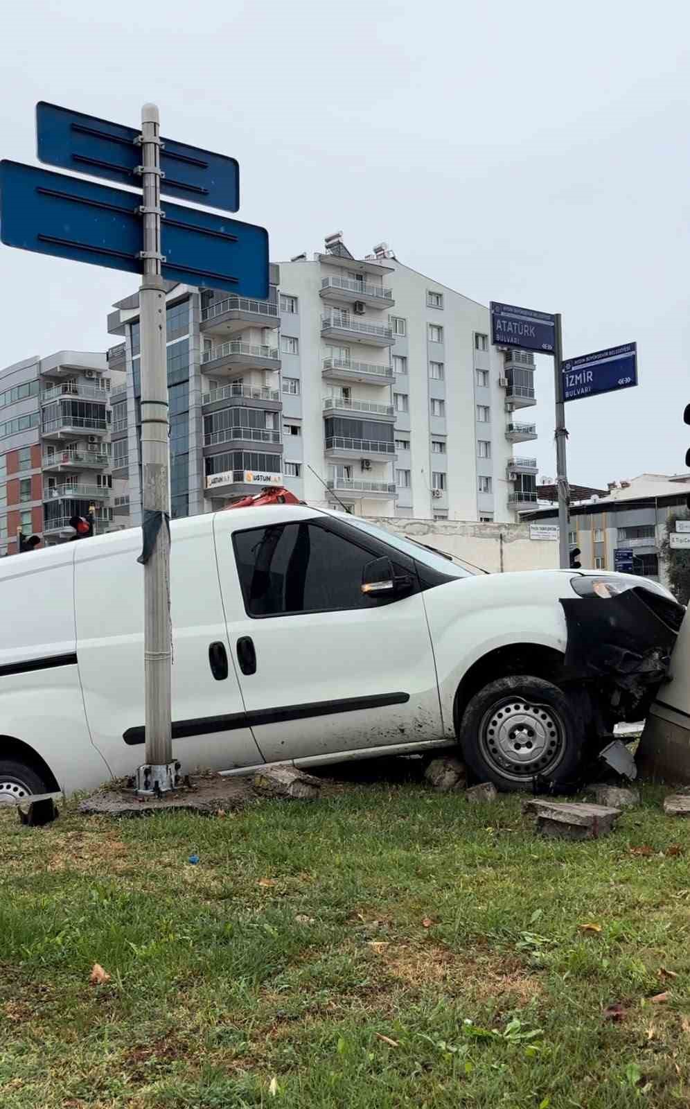 Direksiyon hakimiyetini kaybeden araç yoldan çıtı