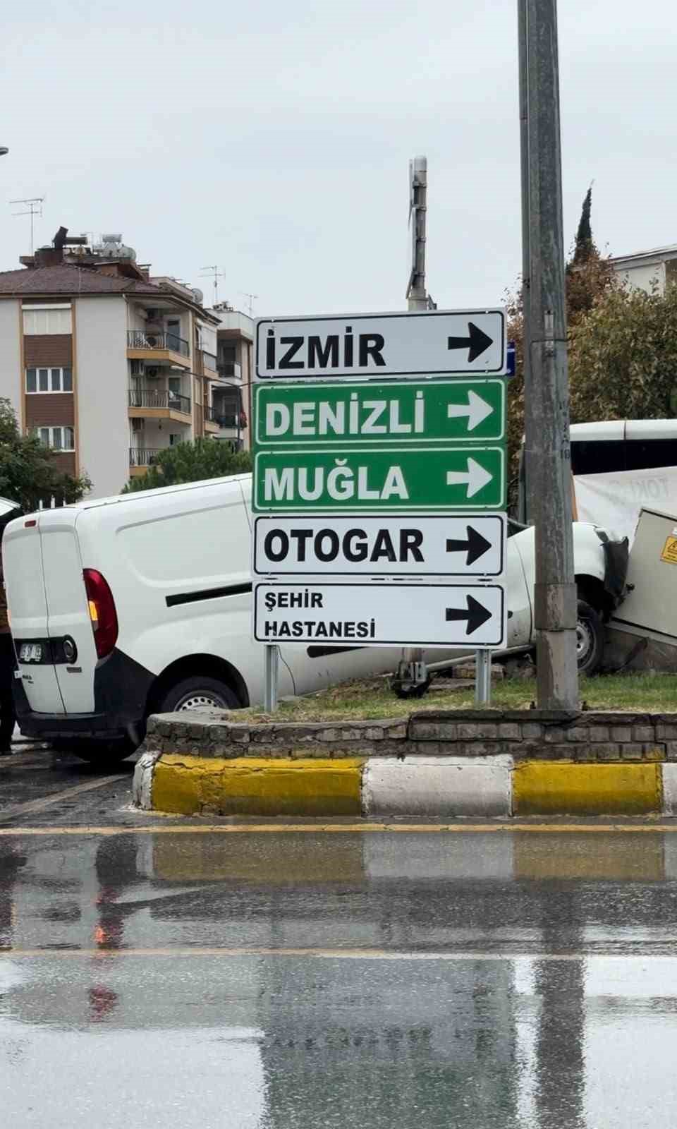 Direksiyon hakimiyetini kaybeden araç yoldan çıtı