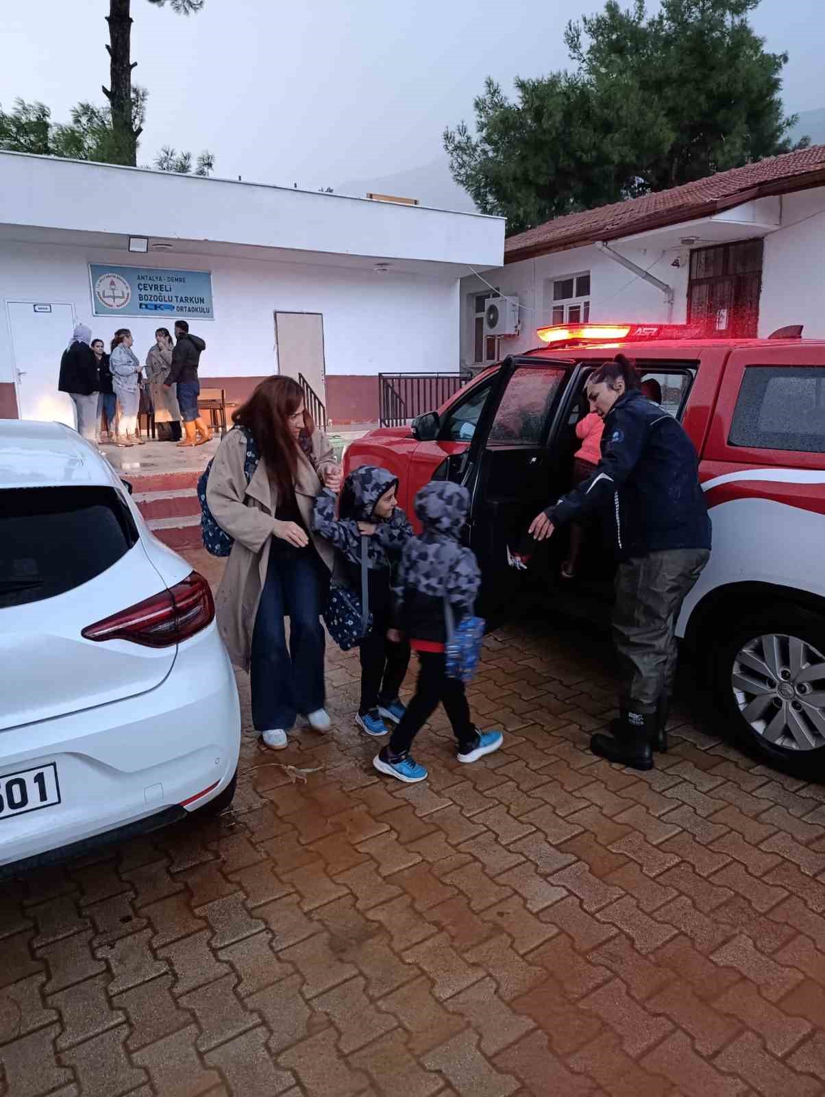 Antalya Büyükşehir Belediyesi 478 personel ve 347 iş makinesi ile sahada