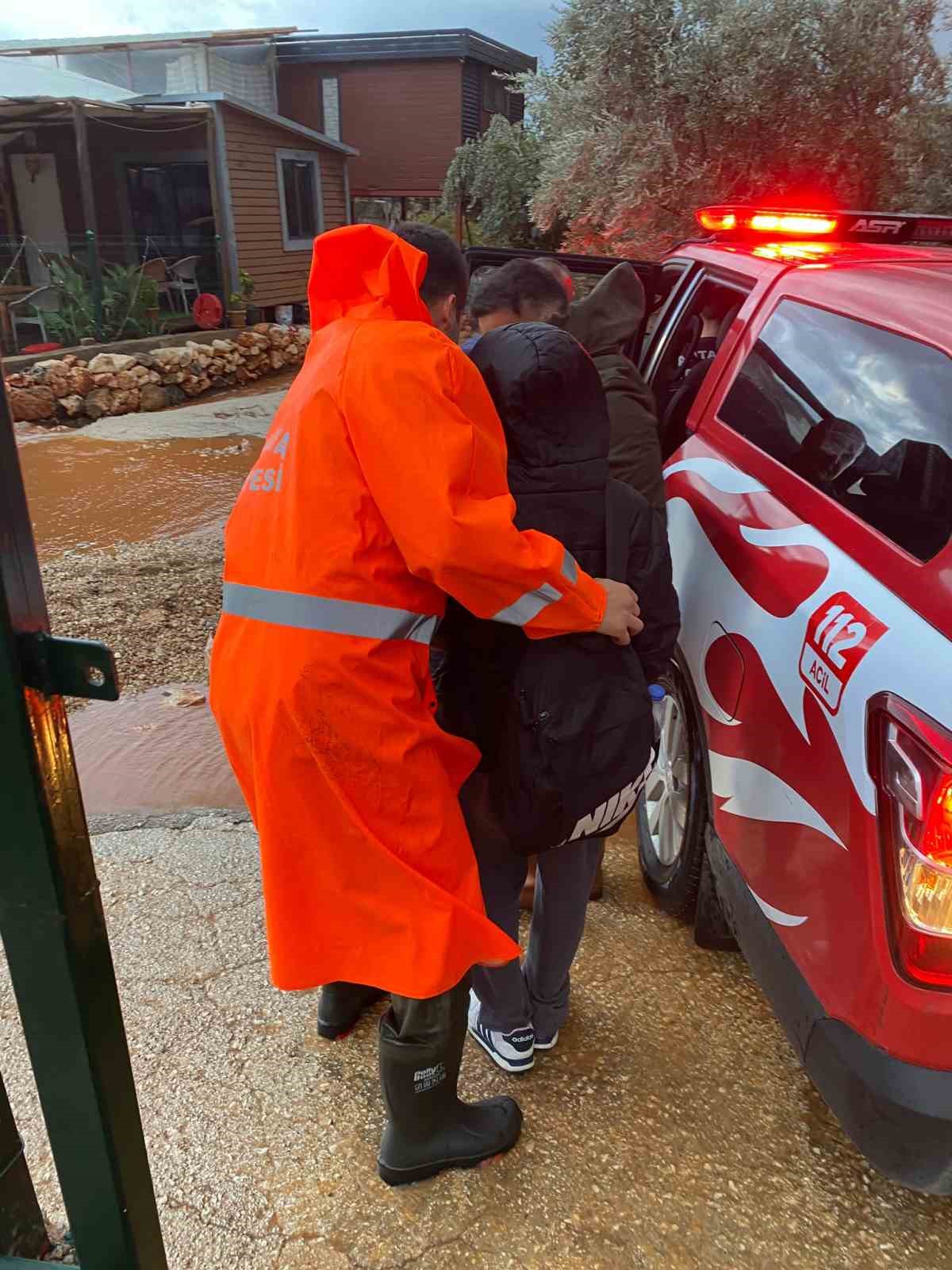 Antalya Büyükşehir Belediyesi 478 personel ve 347 iş makinesi ile sahada