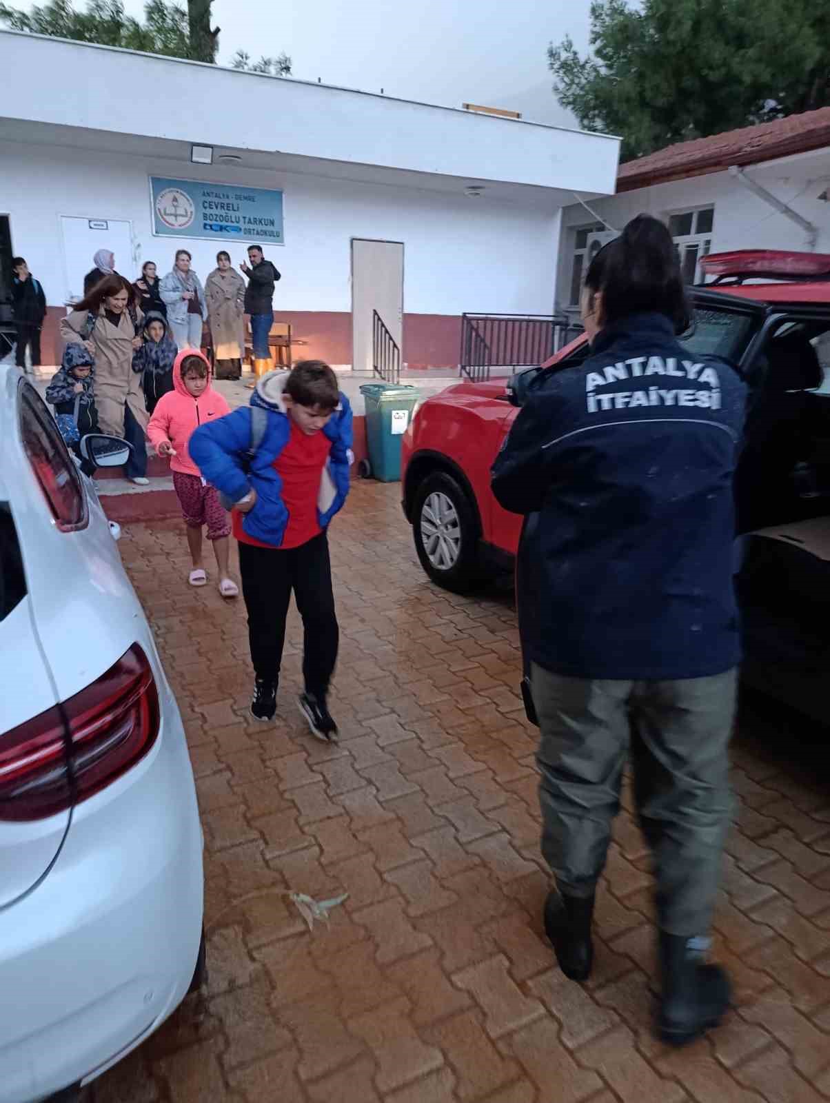 Antalya Büyükşehir Belediyesi 478 personel ve 347 iş makinesi ile sahada