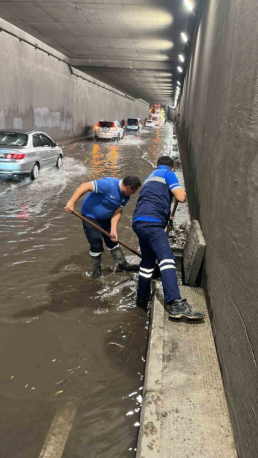 Antalya Büyükşehir Belediyesi 478 personel ve 347 iş makinesi ile sahada