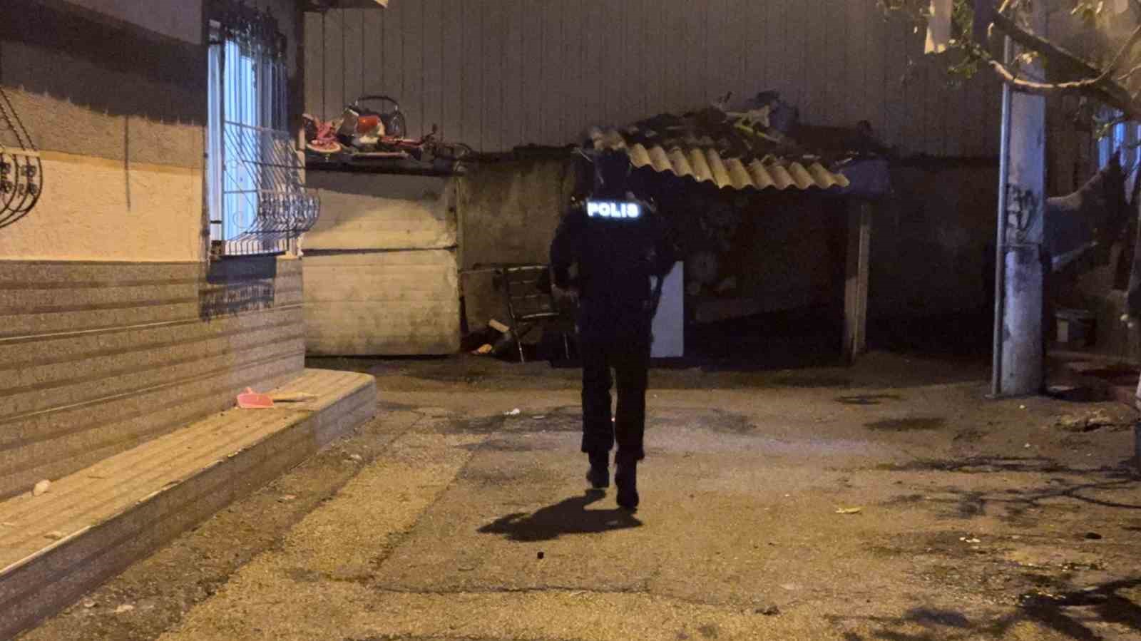 Bursa’da hareketli gece: 15 yıl hapis cezasıyla aranan arkadaşını yakalatmamak için havaya ateş açtı