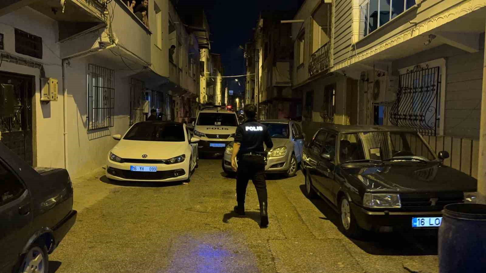Bursa’da hareketli gece: 15 yıl hapis cezasıyla aranan arkadaşını yakalatmamak için havaya ateş açtı