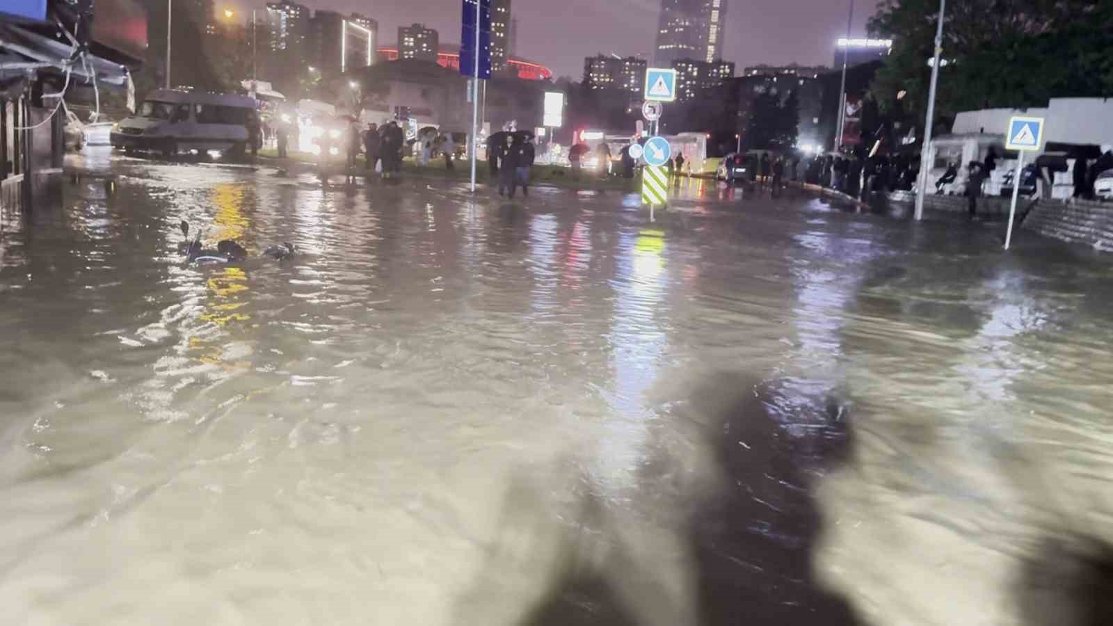 Ayazağa’da mahsur kalan vatandaşlar traktörle kurtarıldı