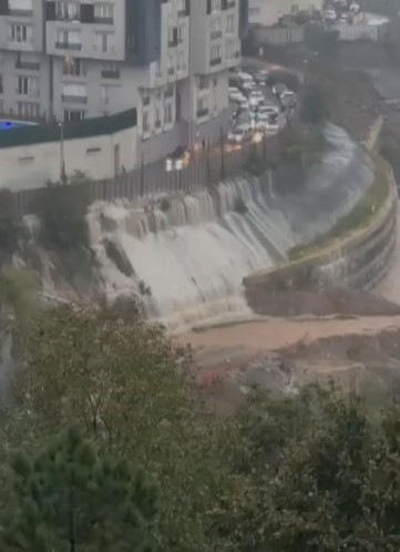 Sarıyer Ayazağa’da istinat duvarı şelaleye döndü