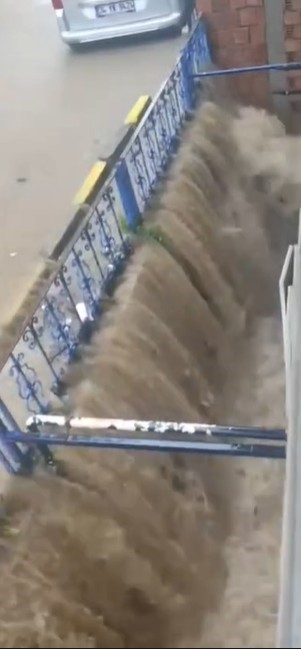 Sarıyer Ayazağa’da istinat duvarı şelaleye döndü