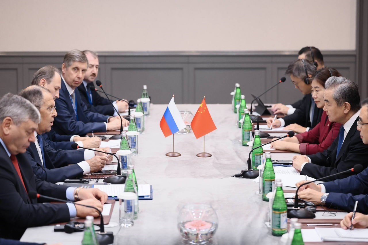 Rusya Dışişleri Bakanı Lavrov, Bakü’de Çinli mevkidaşı Wang ile bir araya geldi