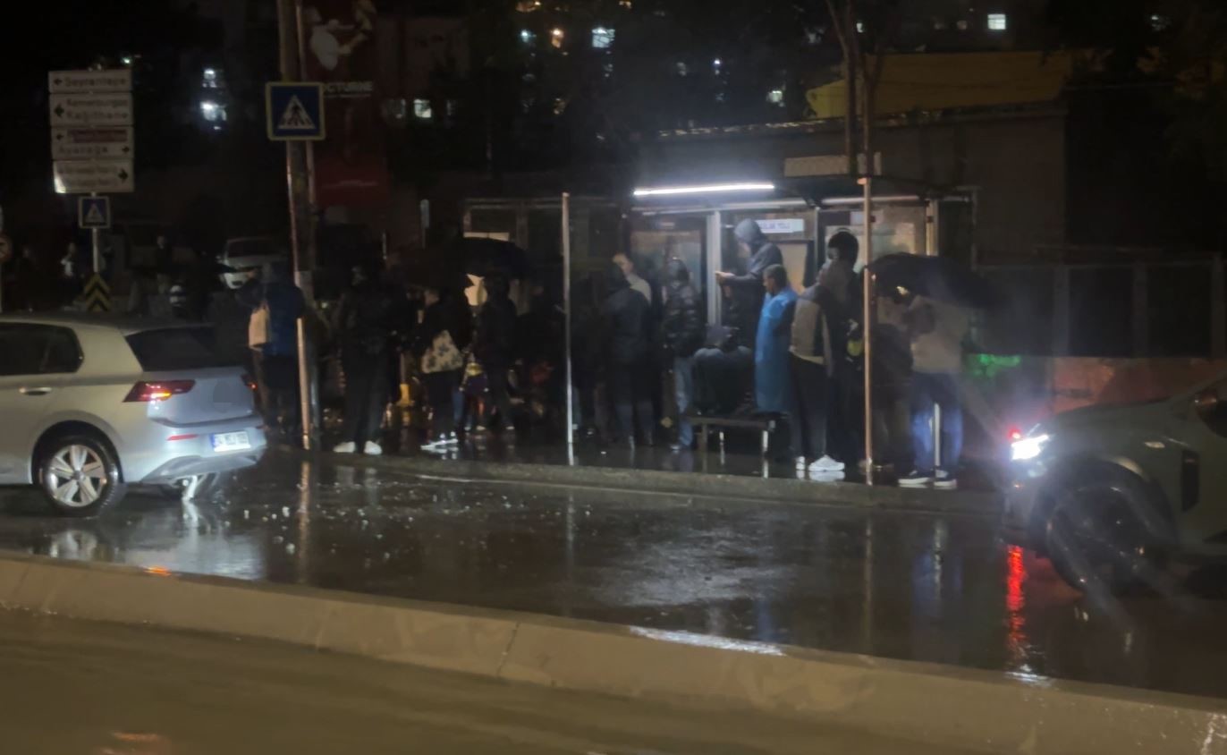 Sarıyer’de otoparkta araçlar sular içinde kaldı