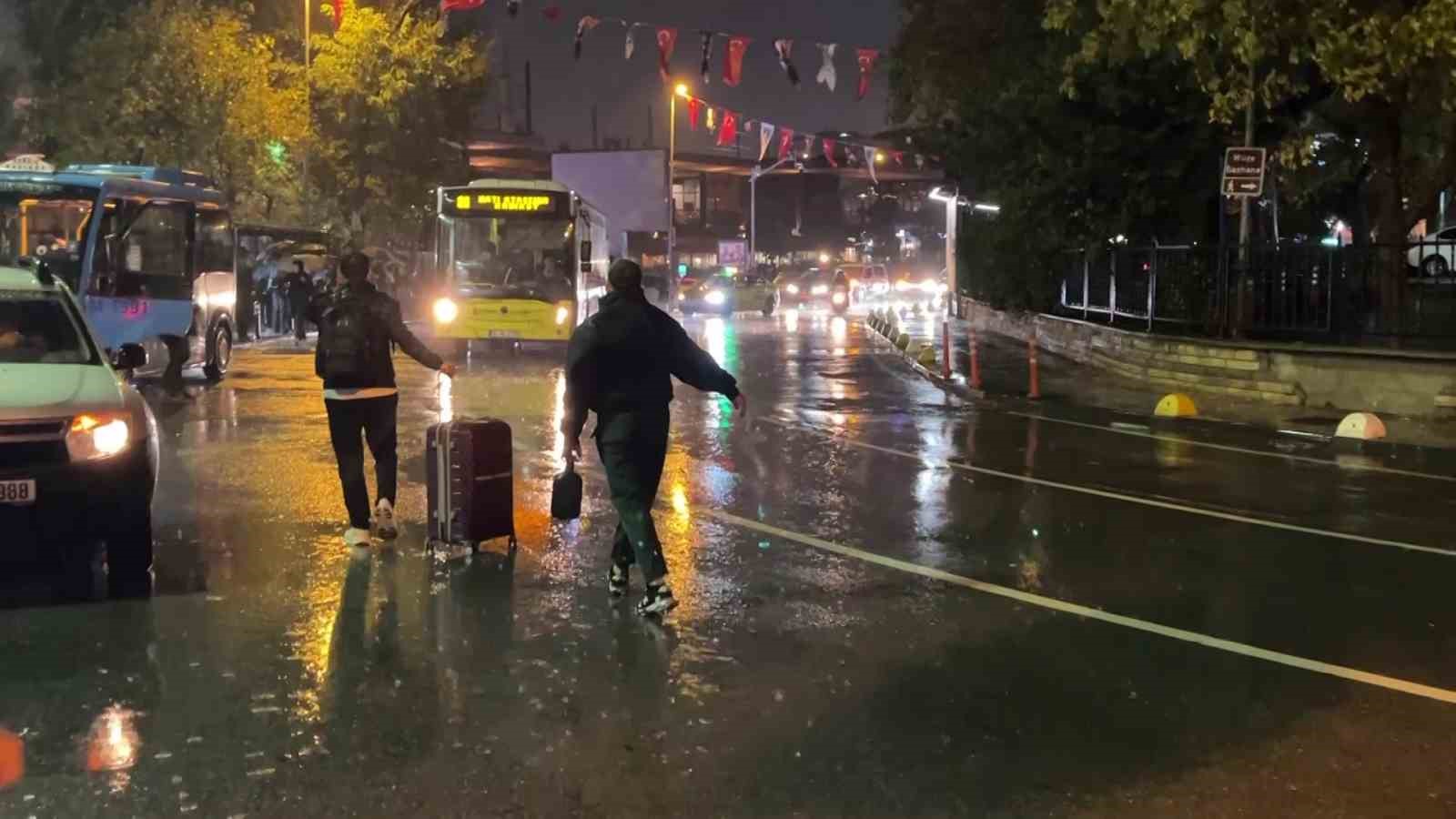 Kadıköy’de sağanak yağış ve fırtına vatandaşlara zor anlar yaşattı