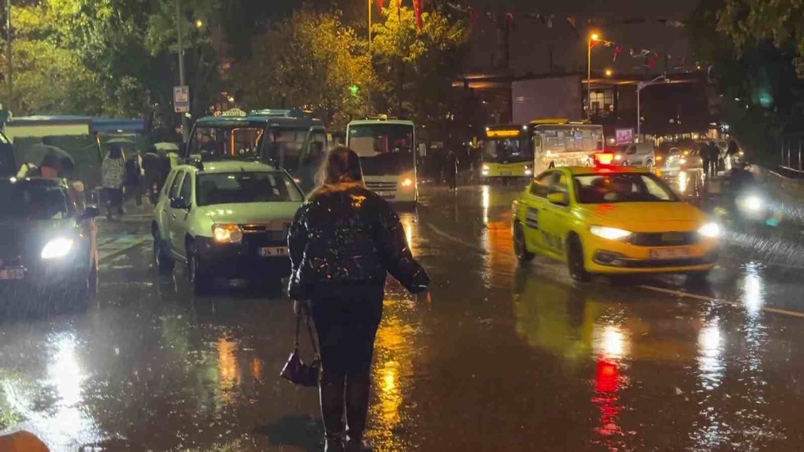 Kadıköy’de sağanak yağış ve fırtına vatandaşlara zor anlar yaşattı
