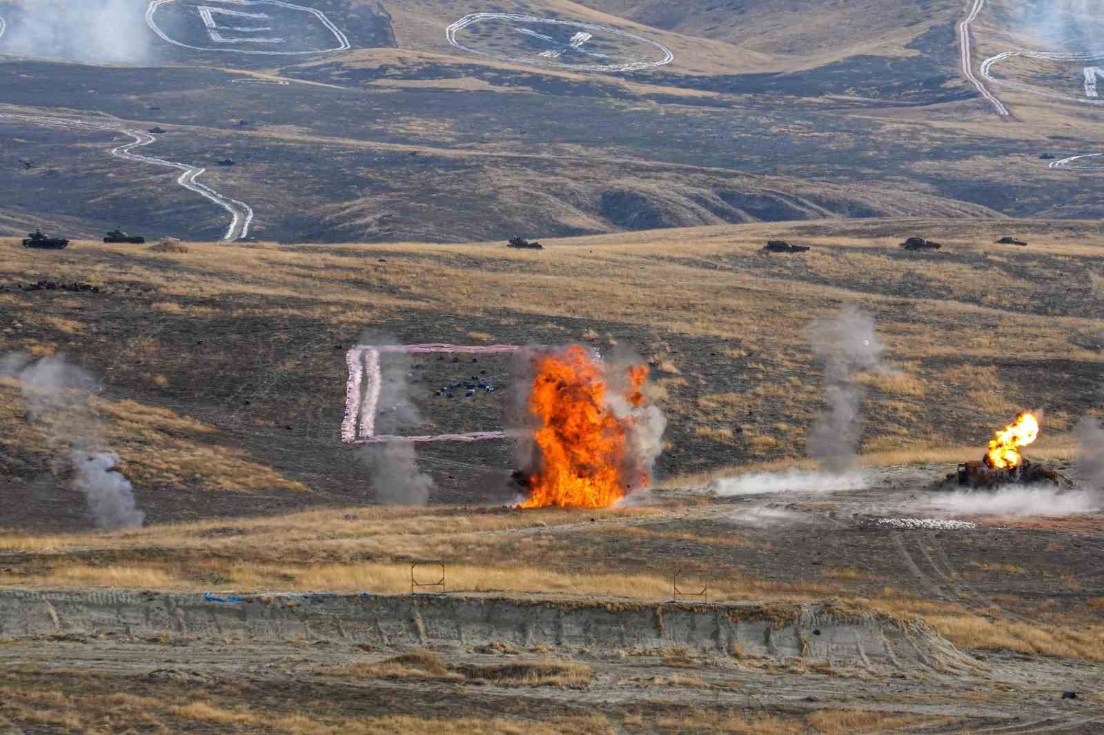 20 KARGU, sürü halinde saldırarak hedefleri imha etti