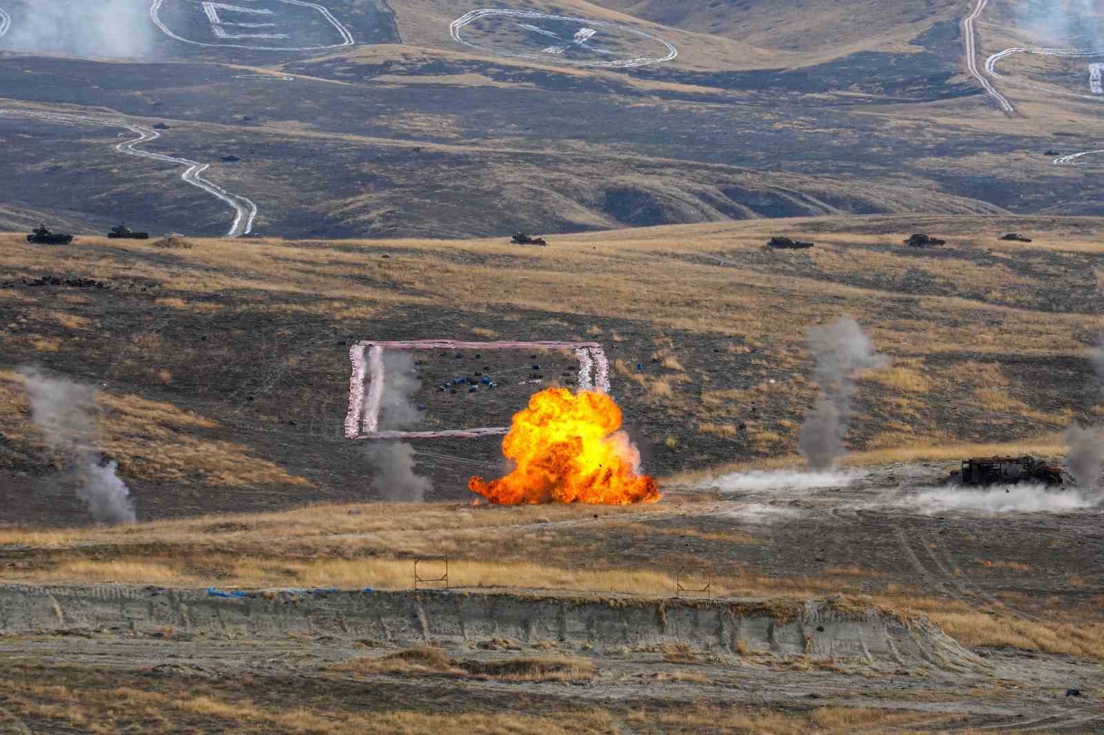 20 KARGU, sürü halinde saldırarak hedefleri imha etti