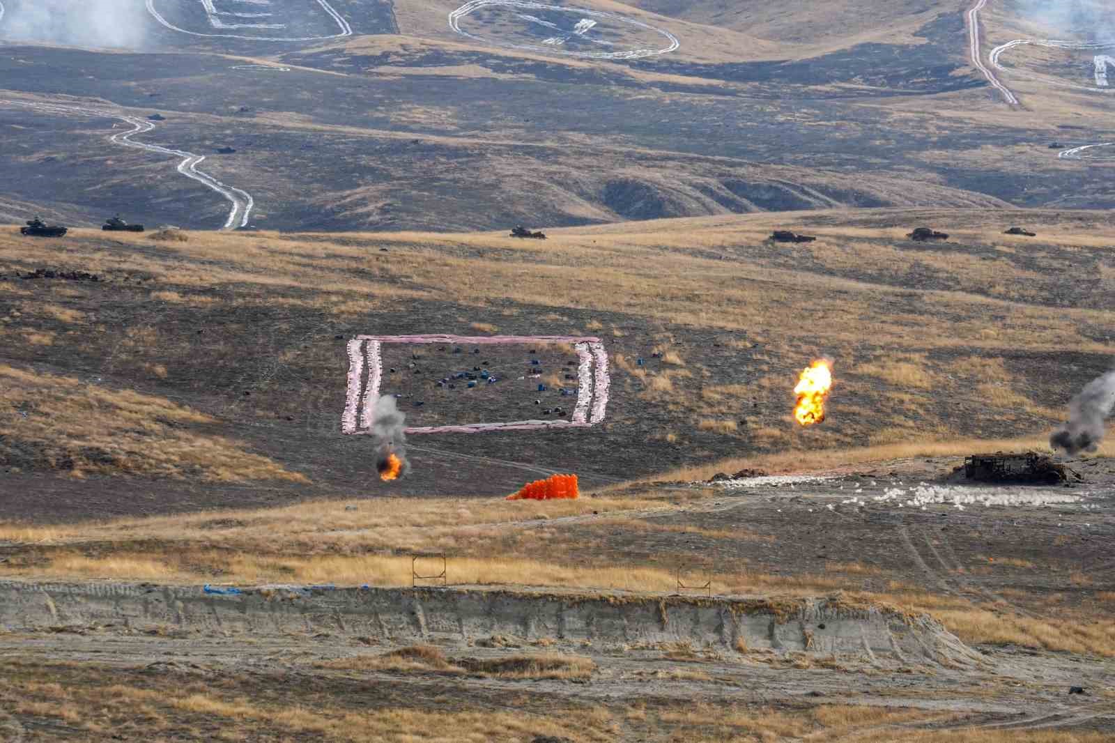 20 KARGU, sürü halinde saldırarak hedefleri imha etti
