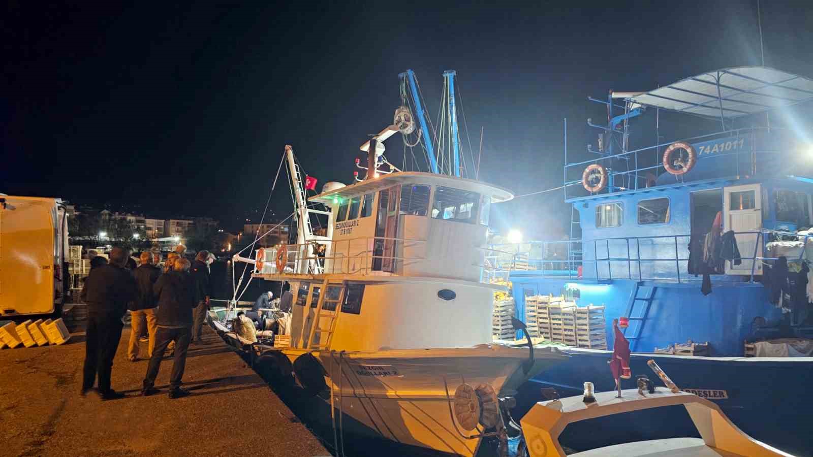 Karadeniz’e palamut bereketi sürüyor: Kasa kasa palamutla limana dönüyorlar