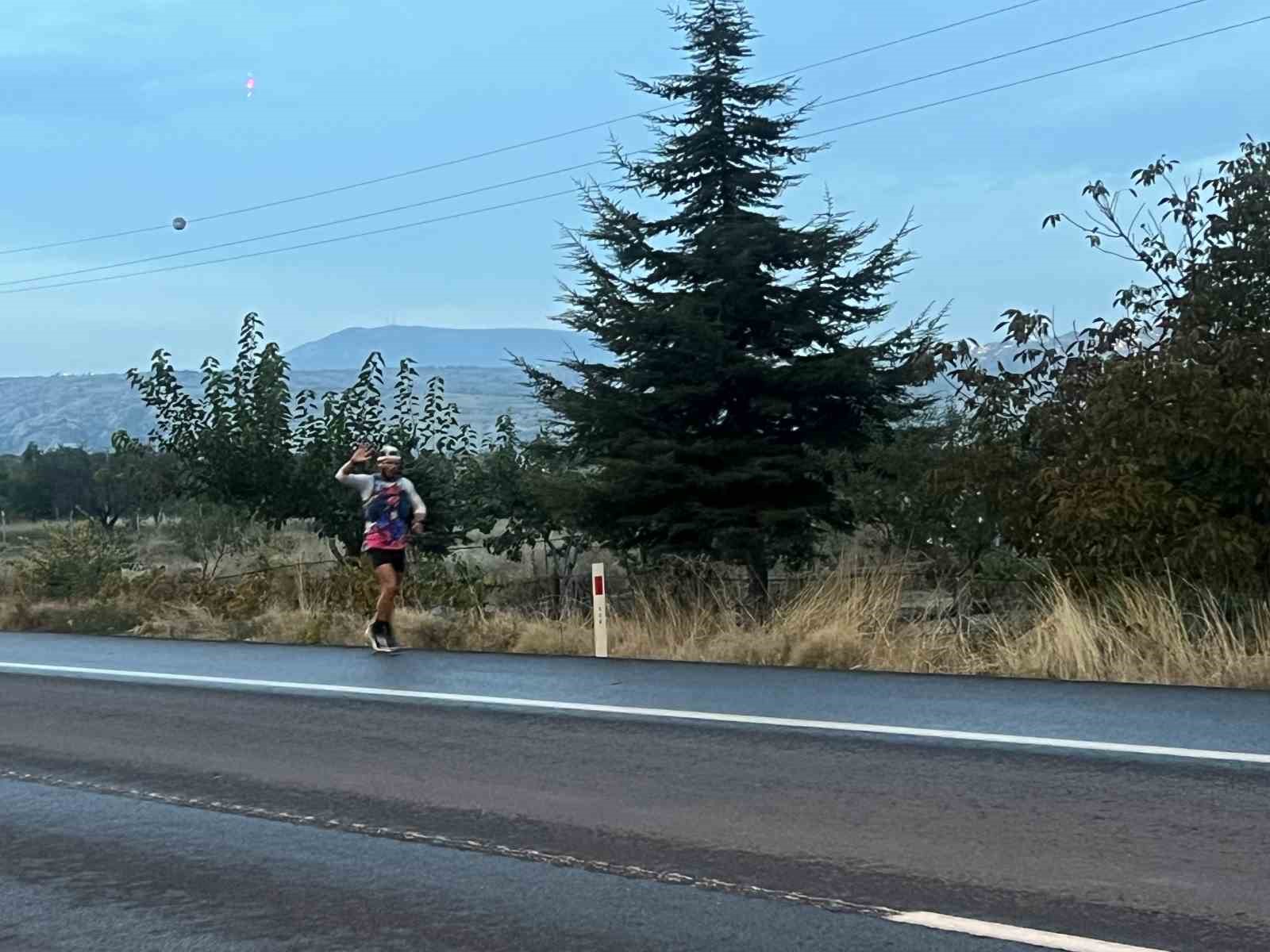 37 günde bin 700 kilometre koşarak Kapadokya’ya ulaştı