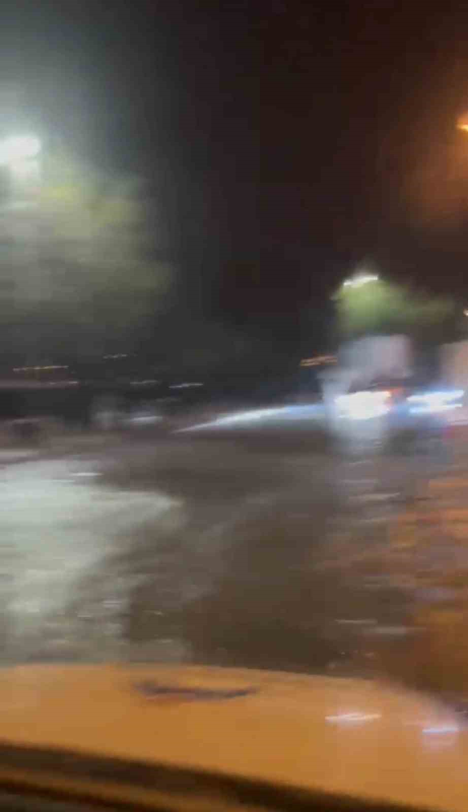 İstanbul’da sağanak yağış etkisini arttırıyor