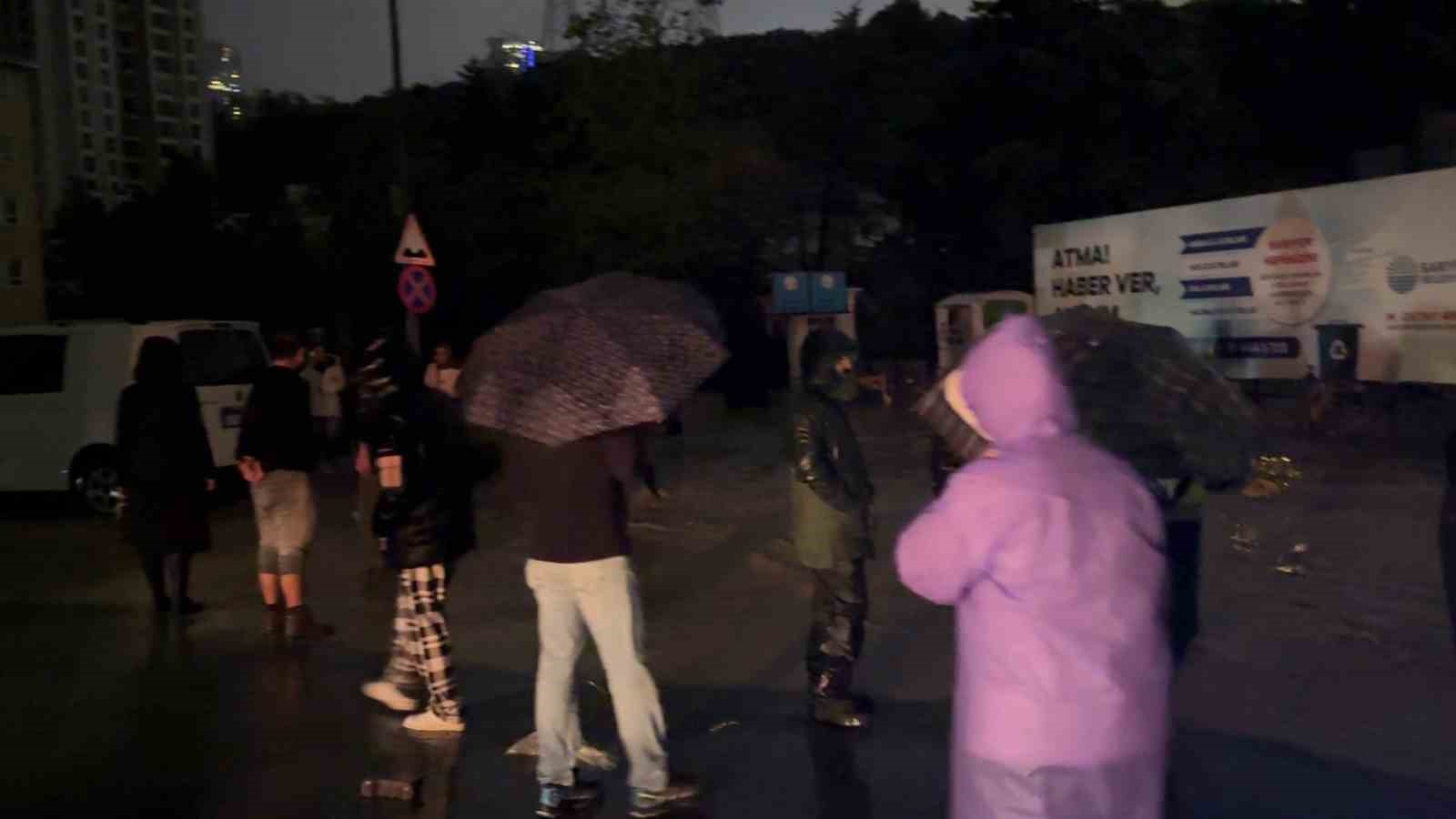 Ayazağa’da su baskınları ve elektrik kesintisi: Mahalleler karanlığa gömüldü