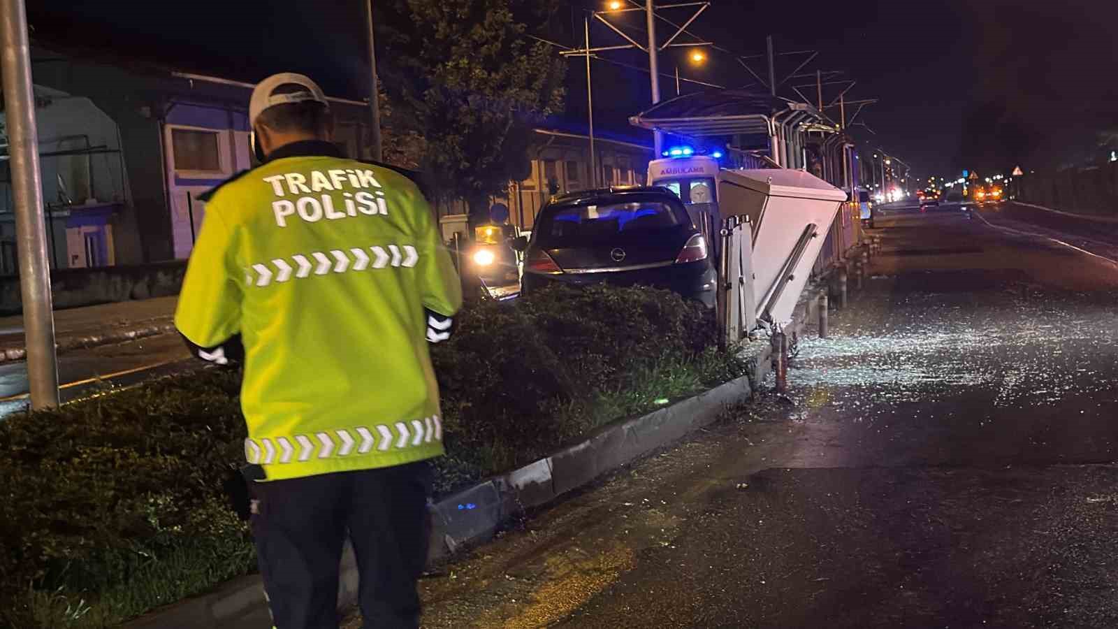 Eskişehir’de otomobil tramvay durağına daldı: 1 yaralı