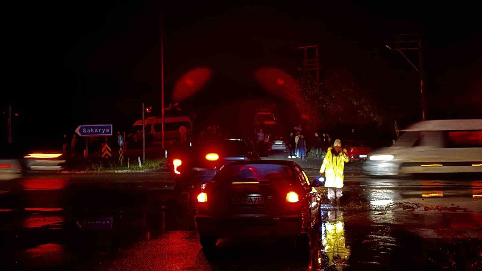 Sakarya’da şiddetli yağışta D-650’de ulaşım durdu, araçlar mahsur kaldı