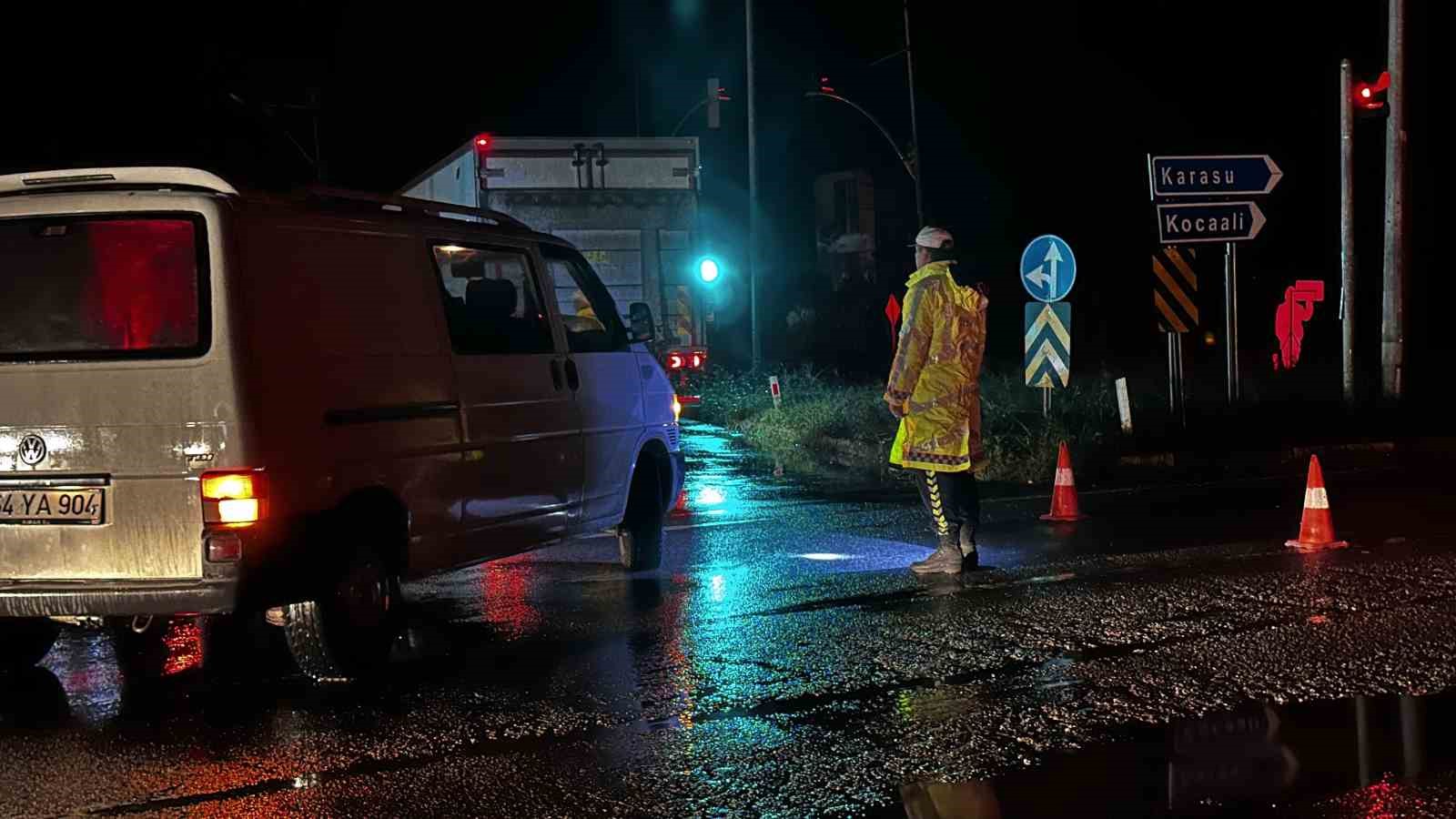 Sakarya’da şiddetli yağışta D-650’de ulaşım durdu, araçlar mahsur kaldı