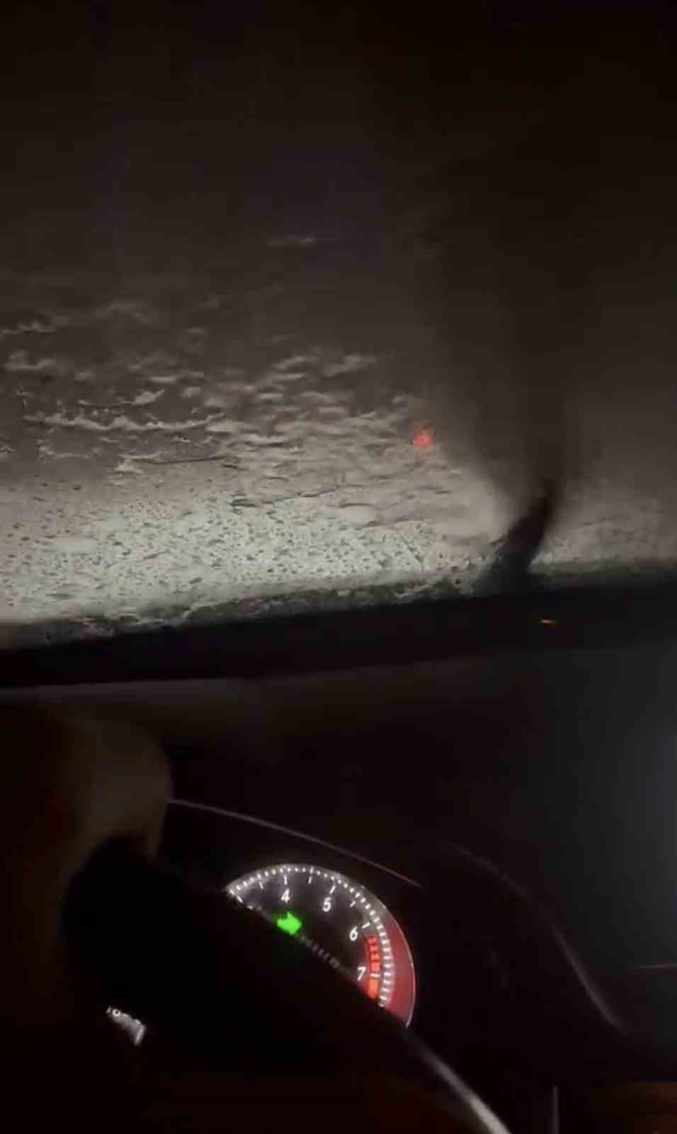 Sakarya’da şiddetli yağışta D-650’de ulaşım durdu, araçlar mahsur kaldı