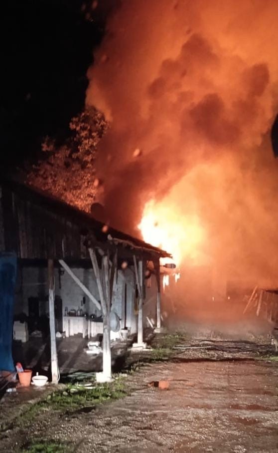 Bursa’da hayvan çiftliği alevlere teslim oldu