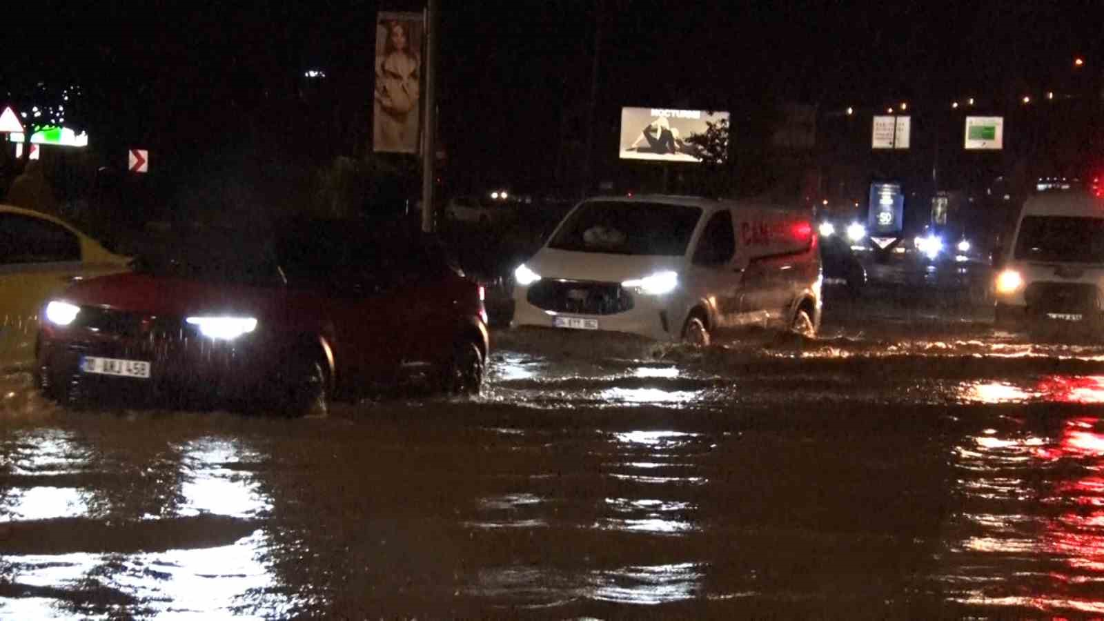 Sarıyer’de sağanak sonrası göle dönen caddede araçlar kontak kapattı