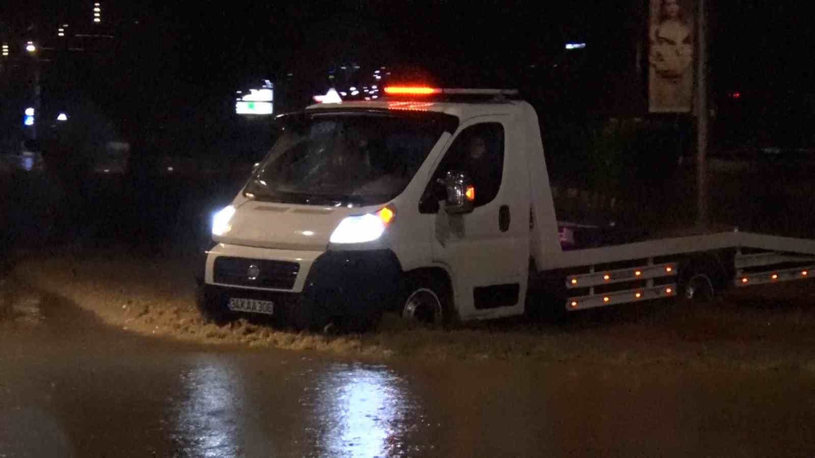 Sarıyer’de sağanak sonrası göle dönen caddede araçlar kontak kapattı