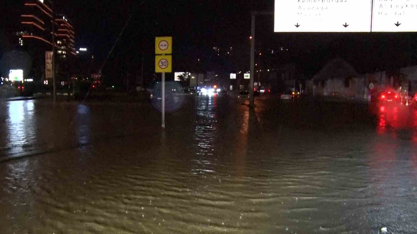 Sarıyer’de sağanak sonrası göle dönen caddede araçlar kontak kapattı