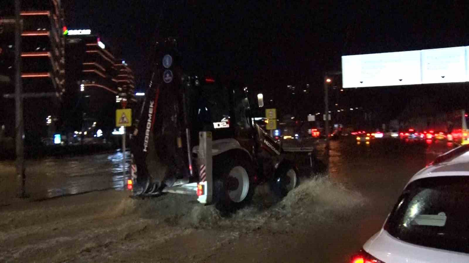 Sarıyer’de sağanak sonrası göle dönen caddede araçlar kontak kapattı