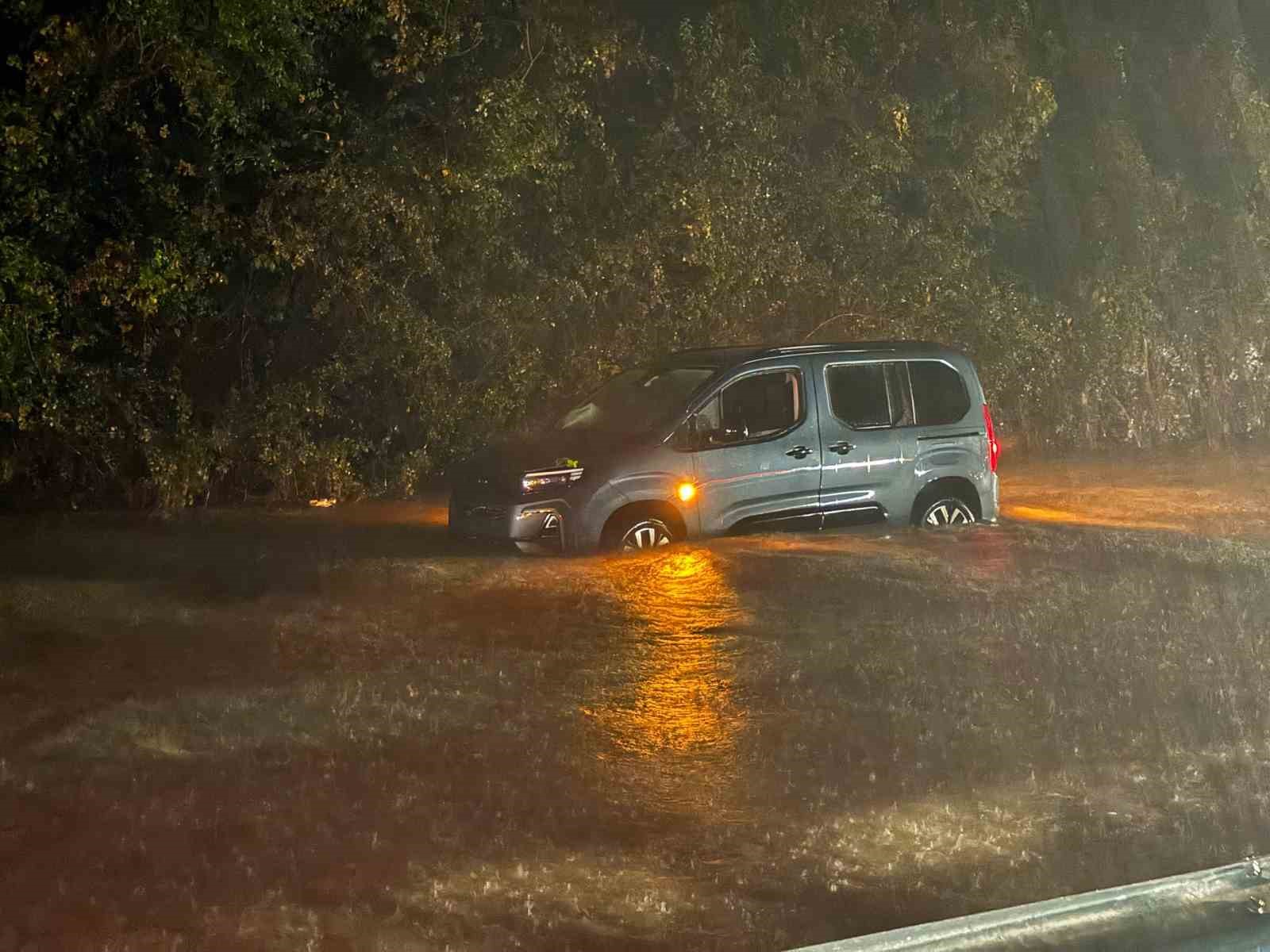 Sakarya’da sağanak: Araçlar suda sürüklenerek çarpıştı