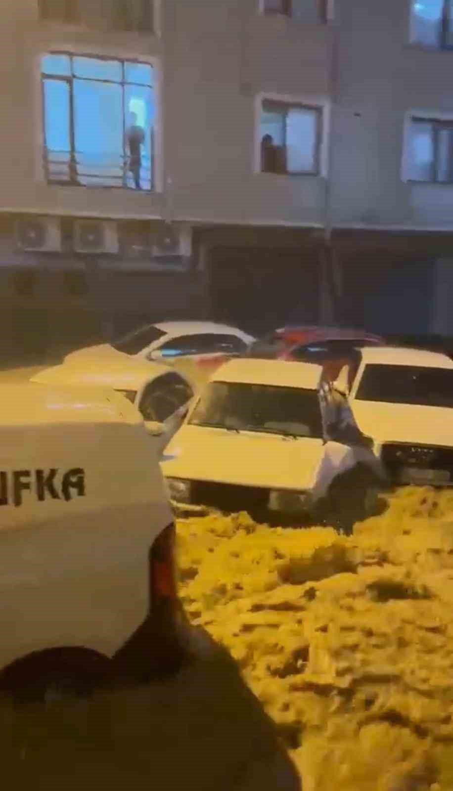 Sakarya’da sağanak: Araçlar suda sürüklenerek çarpıştı