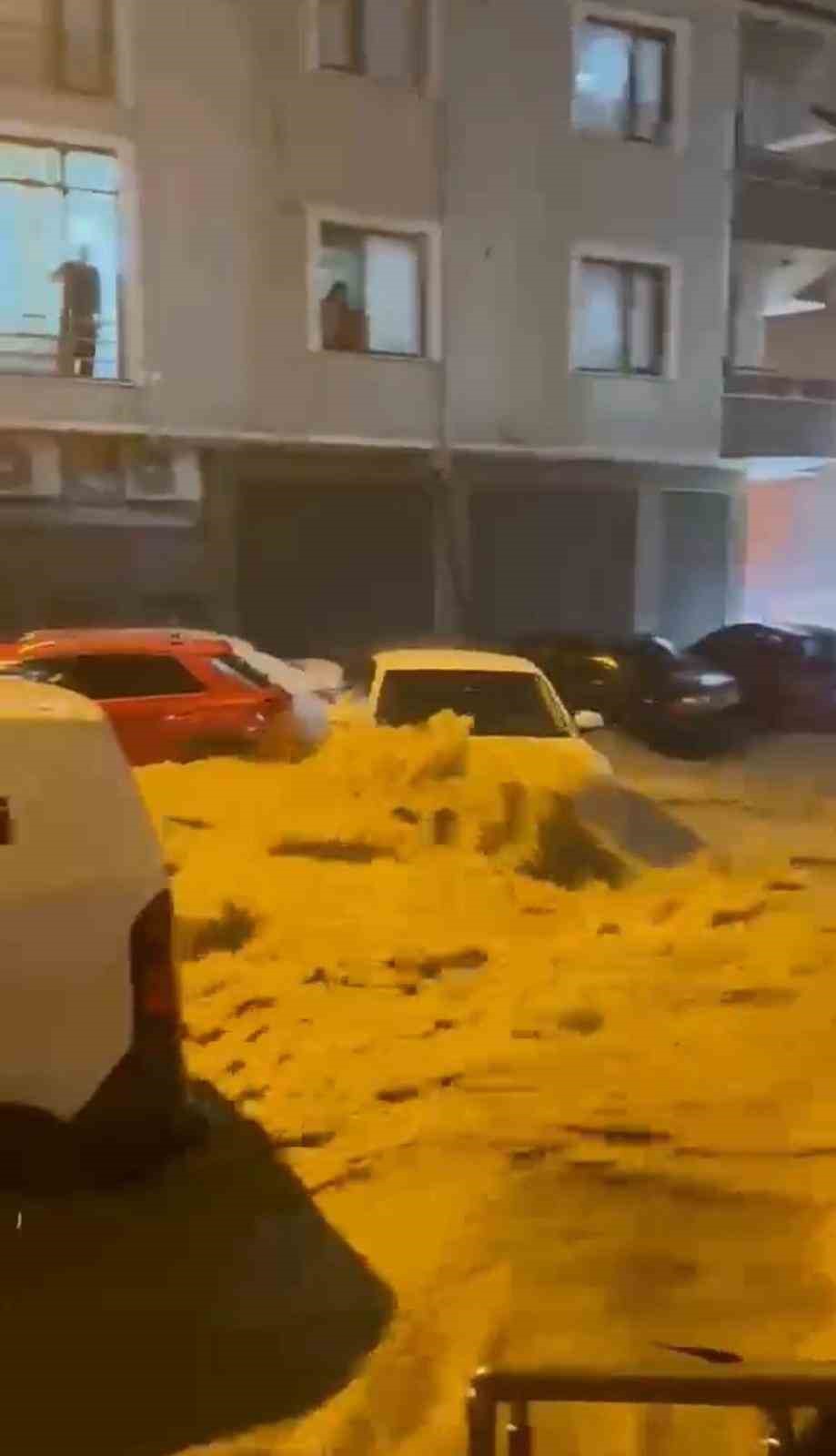 Sakarya’da sağanak: Araçlar suda sürüklenerek çarpıştı