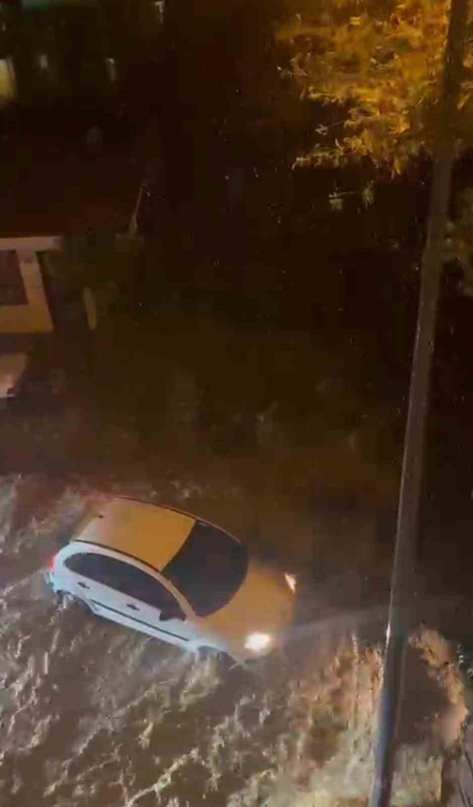 Sakarya’da sağanak: Araçlar suda sürüklenerek çarpıştı