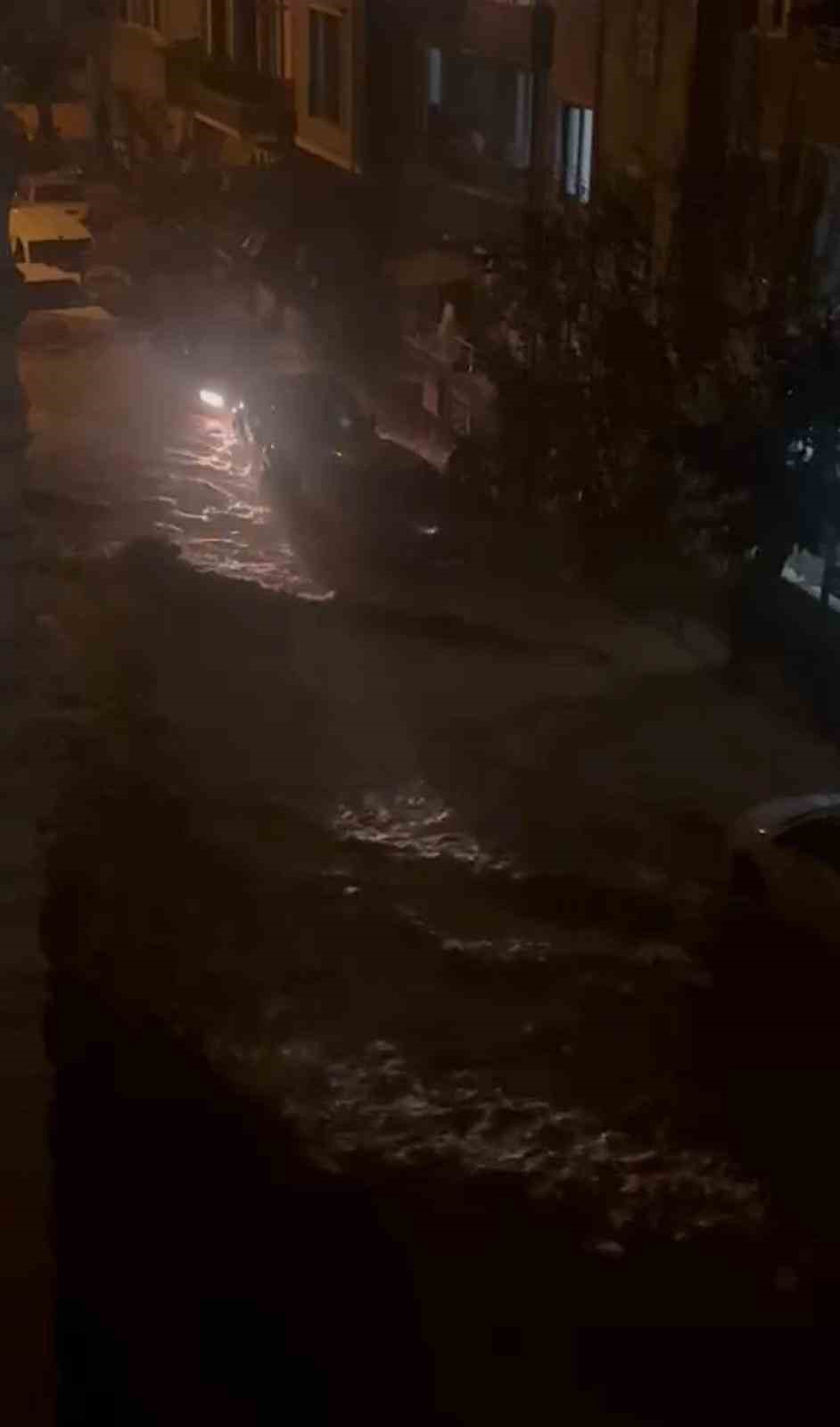 Sakarya’da sağanak: Araçlar suda sürüklenerek çarpıştı