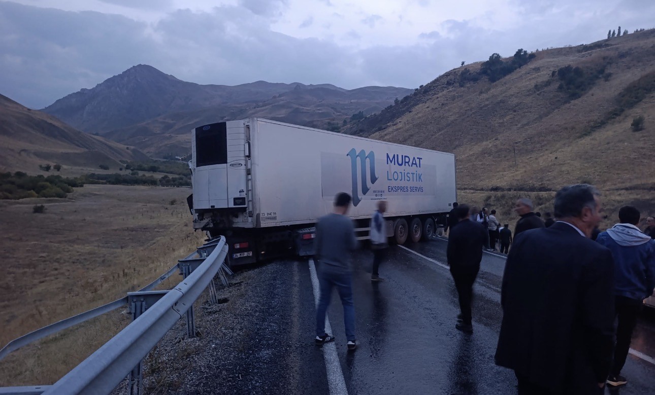 Tır kaza yaptı: Yüksekova-Van karayolunda onlarca araç yolda mahsur kaldı