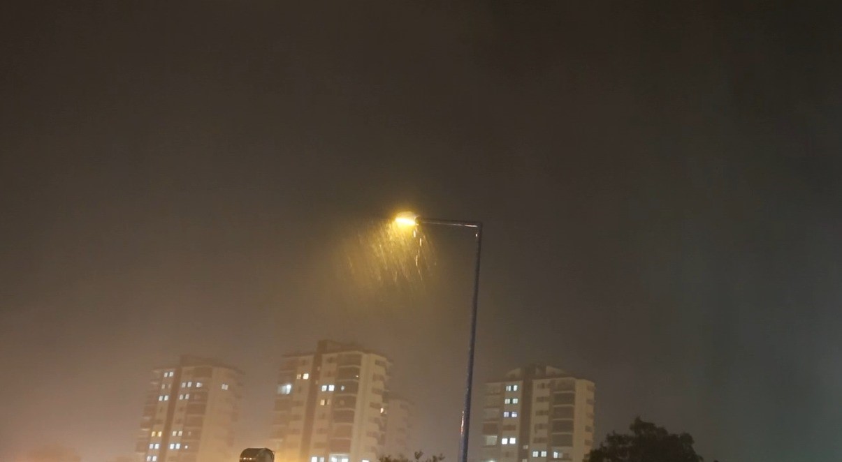 Kozan’da şimşekler geceyi aydınlattı