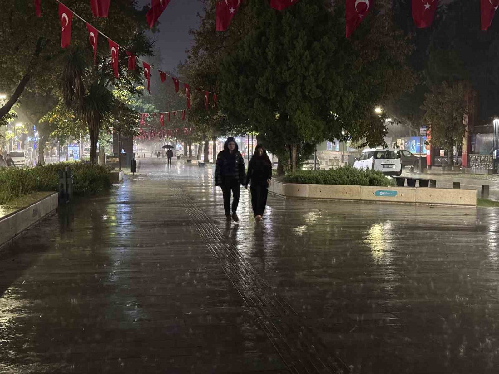 Kocaeli’de beklenen sağanak etkisini göstermeye başladı