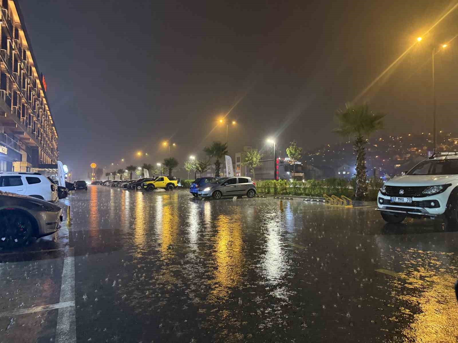 Kocaeli’de beklenen sağanak etkisini göstermeye başladı