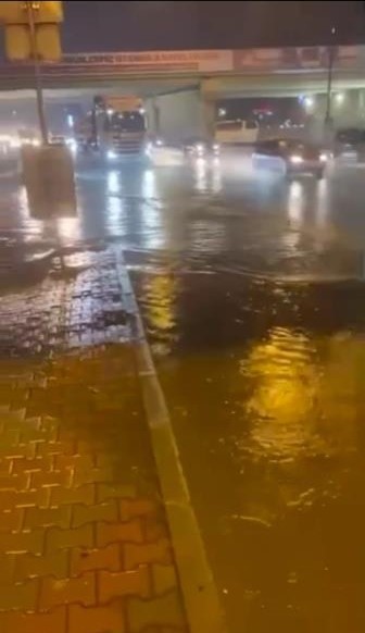 Maltepe’de yollar göle döndü, araçlar güçlükle ilerledi