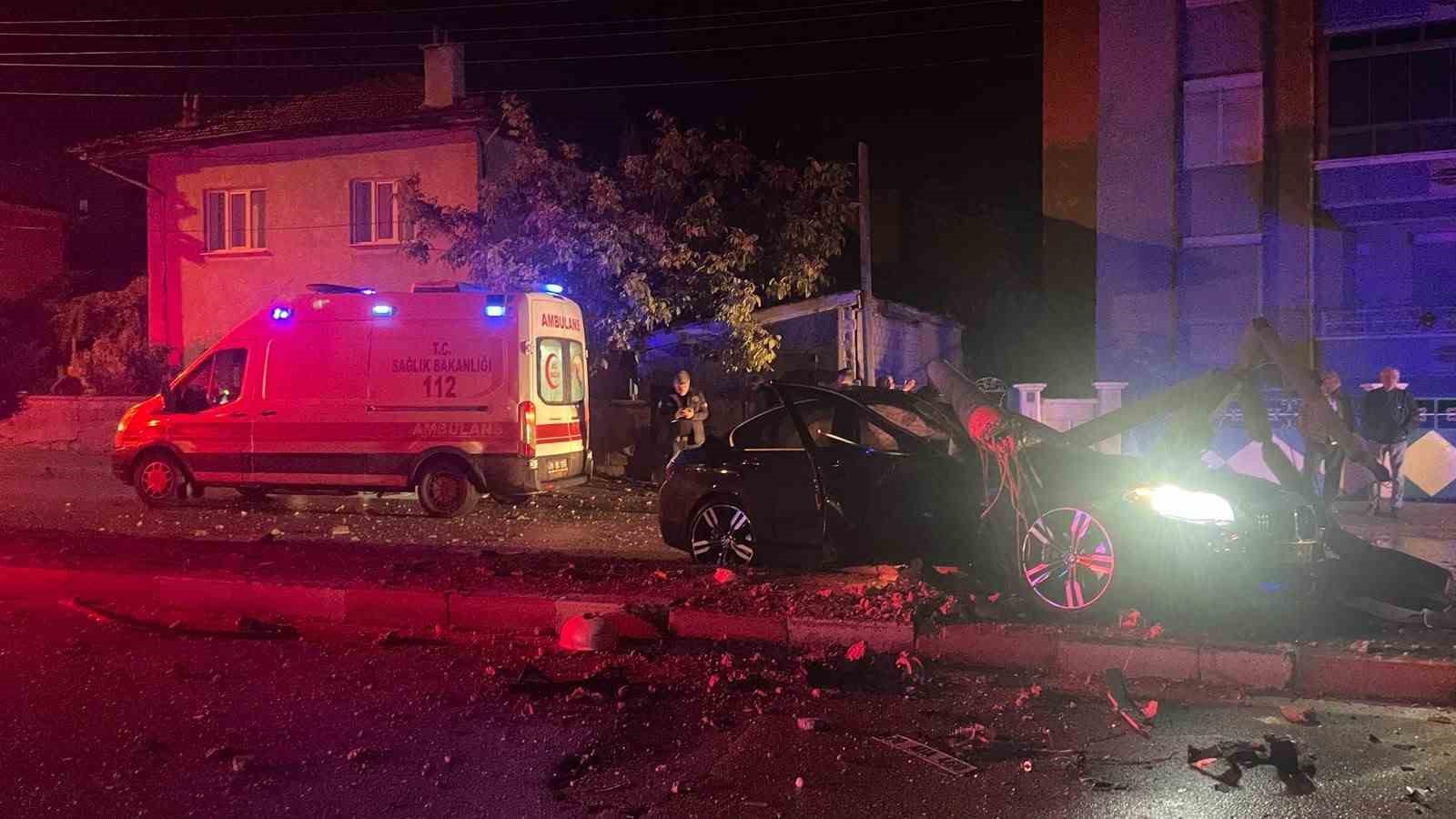 Karaman’da otomobil refüjdeki direği devirdi: 2 yaralı