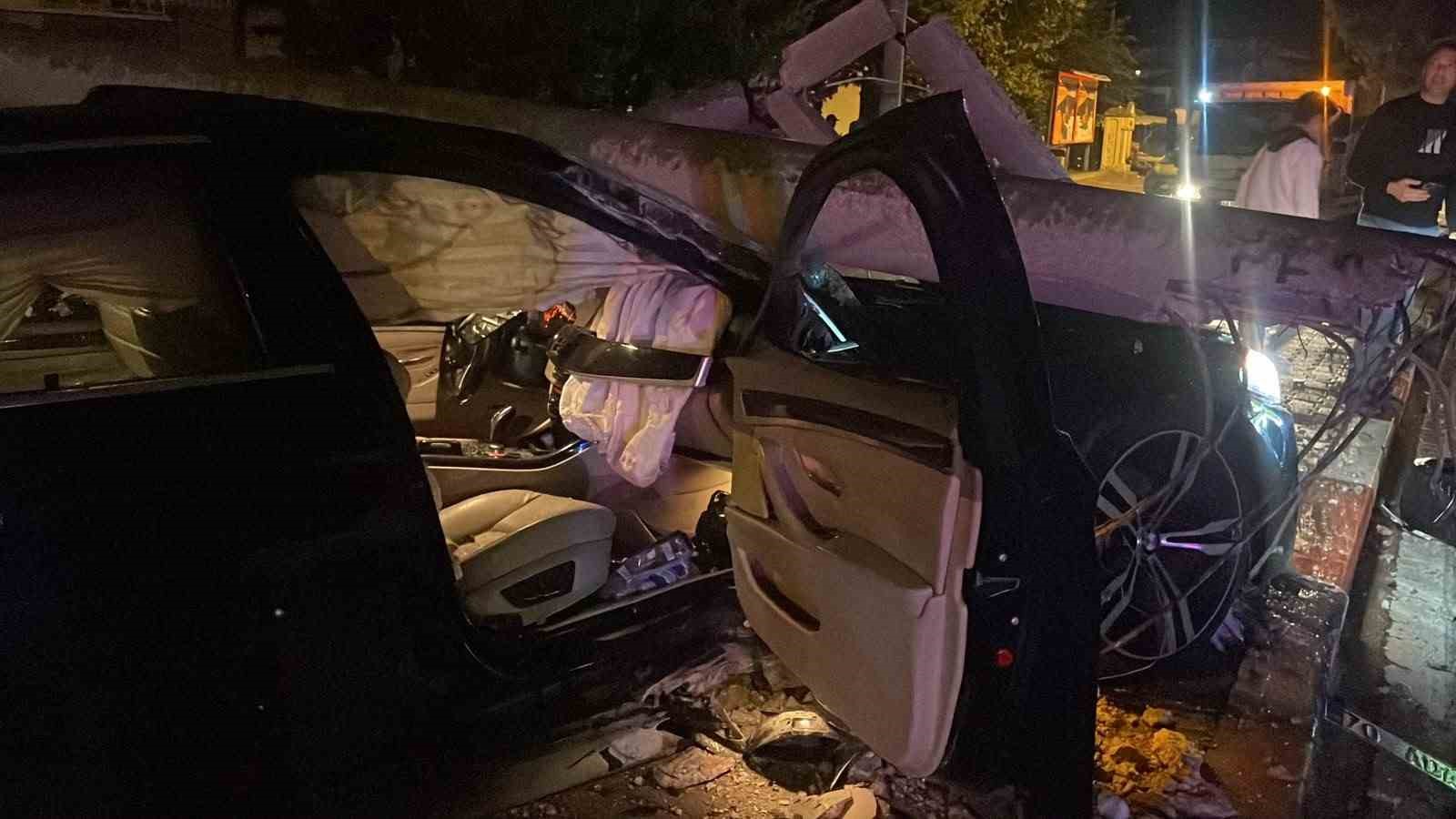 Karaman’da otomobil refüjdeki direği devirdi: 2 yaralı